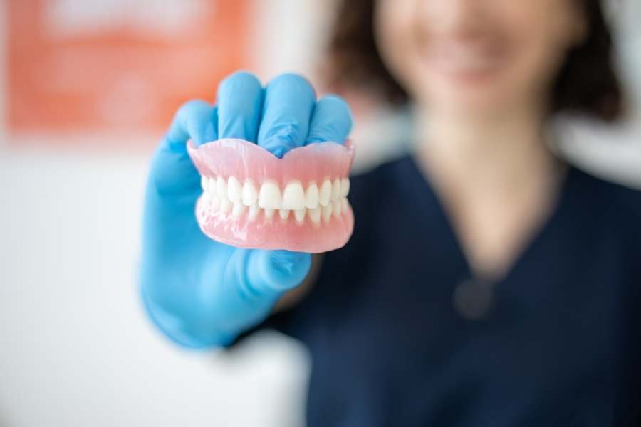 7 Benefits of Wearing Dentures